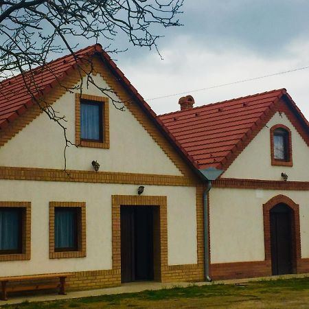 Takacs Pince Apartman Hajos Extérieur photo