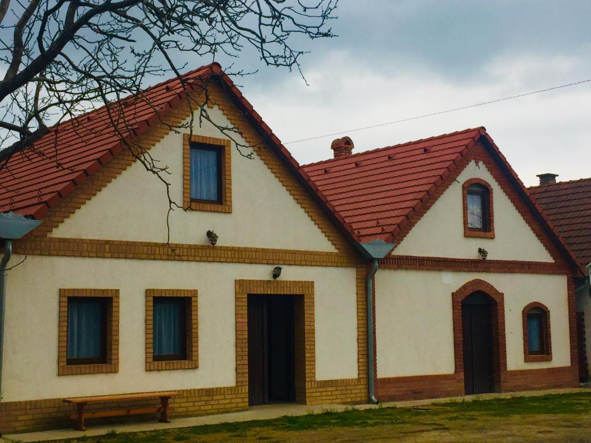 Takacs Pince Apartman Hajos Extérieur photo